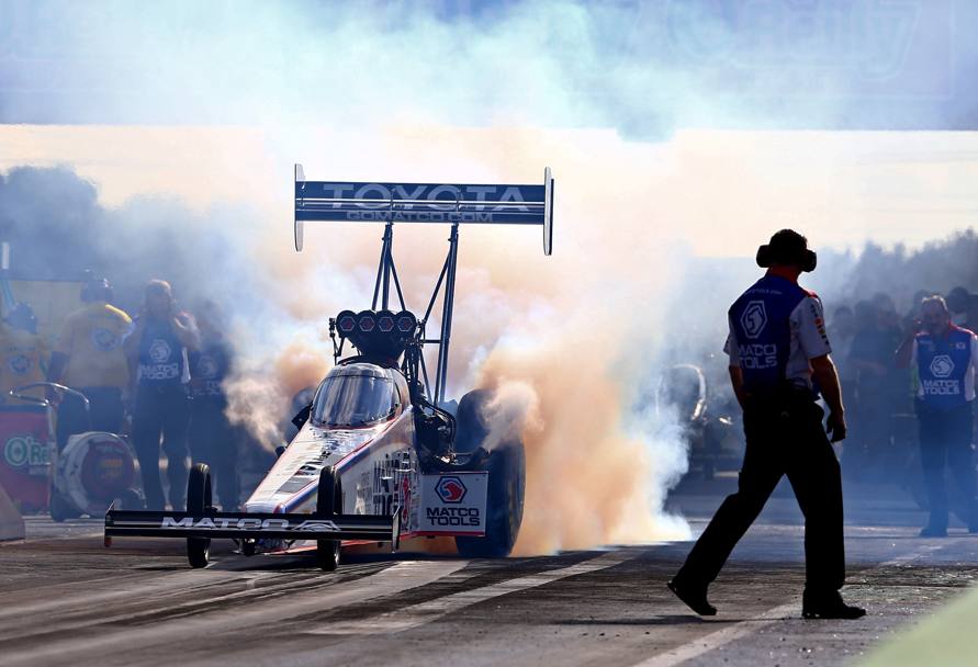 29a NHRA. Dragster impegnati nelle qualifiche sulla pista del Texas Motorplex. Antron Brown sulla linea di partenza (Reuters)